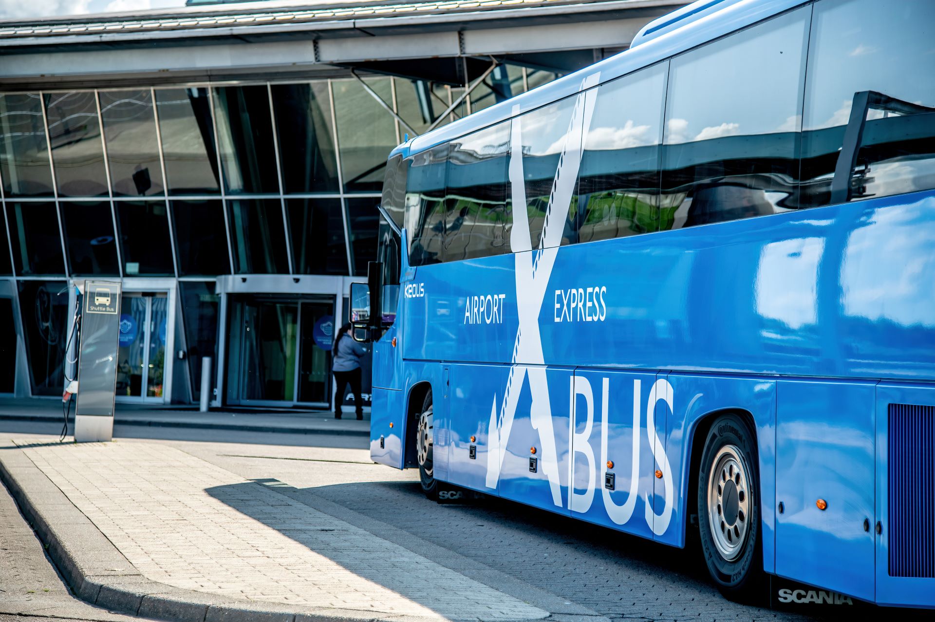 Foto af X Bus, der holder foran Billund Lufthavn